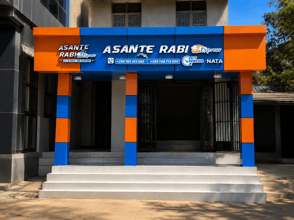 Baada: gypsum ceiling yenye taa, nguzo za ACP, taarifa zote zikisomeka.